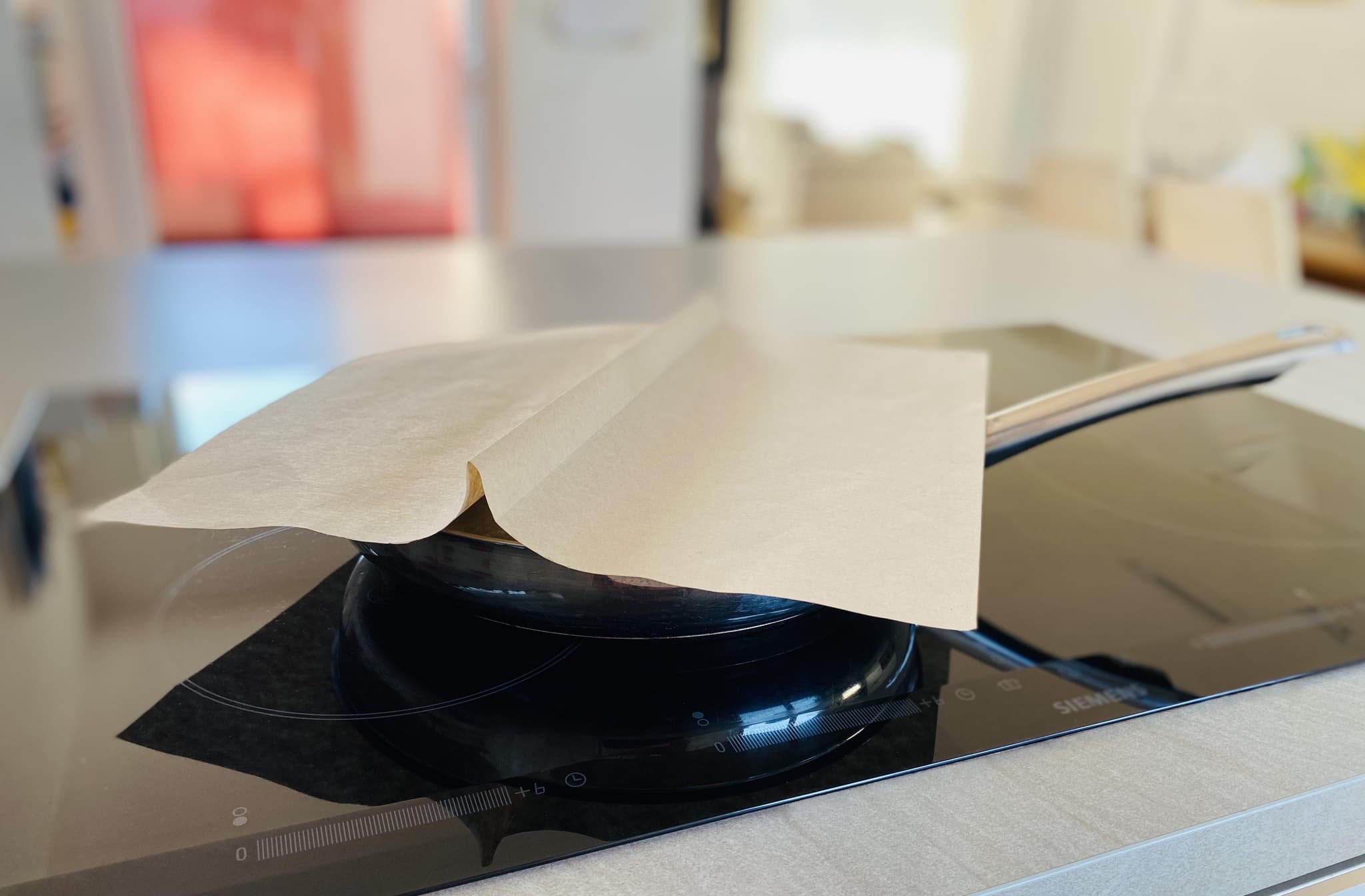 Conelty-Papier auf einer Pfanne